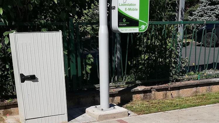 Stellplatz für Elektrofahrzeuge an der Ladestation der Einfahrt zum Nüdlinger Gewerbegebiet.Sigismund v. Dobschütz