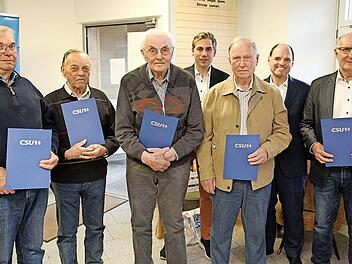 Ehrungen bei der CSU Hallerndorf: Otto Hagen (5. v. l.) und Albin Willner (3. v. l.) wurden für 65-jährige Parteizugehörigkeit von MdL Michael Hofmann (2. v. r.) ausgezeichnet. Mit auf dem Bild: Vorsitzender Torsten Gunselmann (4. v. r.), Alfred V...