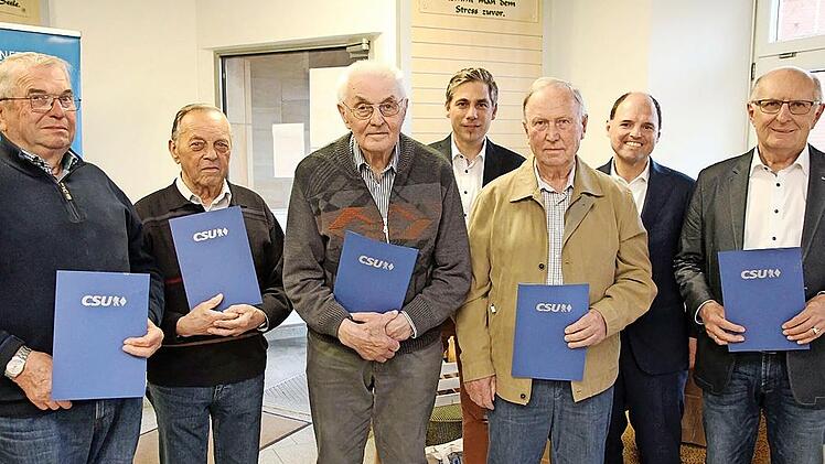Ehrungen bei der CSU Hallerndorf: Otto Hagen (5. v. l.) und Albin Willner (3. v. l.) wurden für 65-jährige Parteizugehörigkeit von MdL Michael Hofmann (2. v. r.) ausgezeichnet. Mit auf dem Bild: Vorsitzender Torsten Gunselmann (4. v. r.), Alfred V...
