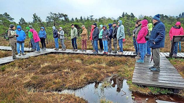 Trotz Kälte und Nieselregens führte Naturpark-Rangerin Martina Faber (links) die rund 30 Teilnehmerinnen und Teilnehmer durch das Schwarze Moor.