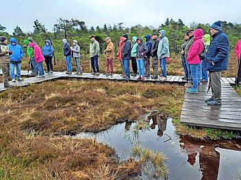 Trotz Kälte und Nieselregens führte Naturpark-Rangerin Martina Faber (links) die rund 30 Teilnehmerinnen und Teilnehmer durch das Schwarze Moor.