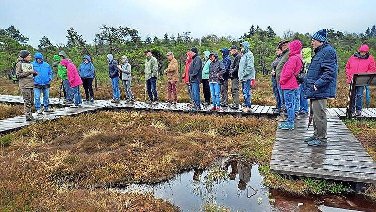 Trotz Kälte und Nieselregens führte Naturpark-Rangerin Martina Faber (links) die rund 30 Teilnehmerinnen und Teilnehmer durch das Schwarze Moor.