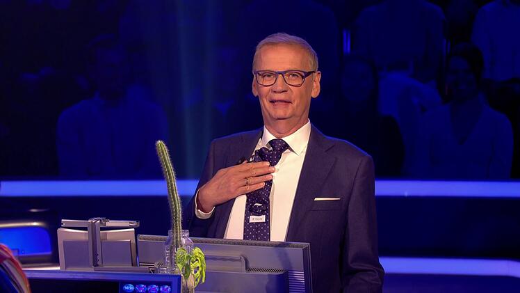 Schleichwerbung? Ach was! G&uuml;nther Jauch konterkarierte bei "WSer wird Million&auml;r?" die werbeverhindernden Ma&szlig;nahmen der Regie und hielt das Etikett seiner Krawatte grinsend in die Kamera.