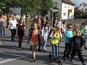 Das Überqueren der Straße gefährde Kinder aus Oberrodach und Kleinvichtach auf dem Weg zur Schule. Das kritisieren ihre Eltern. Das Landratsamt geht den Beschwerden nach. Foto: Michael Wunder