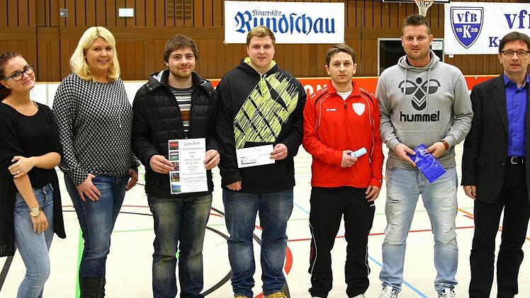 Die Gewinner der Tombola. Von links Annemarie Biadatz (50-Euro-Gutschein Schweizerhof), Melanie Schaffraneck, die den Hauptgewinn (2 Bundesliga-Karten für den FC Bayern) gestiftet hatte, der gewinner des Hauptpreises, Alexander Rucker, Matthias Schramm (2 Karten für Haindling-Konzert), Markus Krauß (50-Euro-Gutschein Schweizerhof), Patrick Leykam (100-Euro-Gutschein Intersport Leithner) und BR-Redaktionsleiter Alexander Müller.