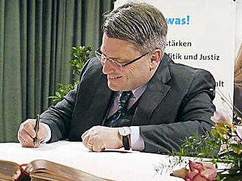 Justizminister Winfried Bausback beim Eintrag ins Goldene Buch der Stadt Forchheim.  Foto: Pauline Lindner