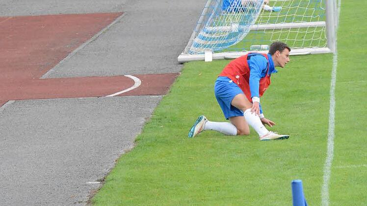 Aufwärmen am Spielfeldrand: Die Unterpleichfelder vor ihrem Gastspiel in Münnerstadt. Foto: ssp