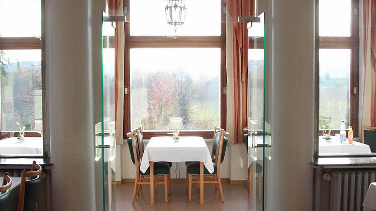 Es müsste viel gemacht werden an der alten Villa, meint Annette Limpert. Noch einmal etwas ganz anderes? Dafür hat die 52-Jährige keine Kraft mehr. Die Kurpension Trümbach wird nach fast 100 Jahren im Familienbesitz verkauft. 1996 hatte das Sanatorium 10 000 Übernachtungen pro Jahr. Foto: Carmen Schmitt