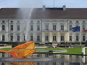 Zum Bürgerfest wird der Wal seine Fontäne vor dem Schloss Bellevue himmelwärts sprühen. Foto: Markus Stirn