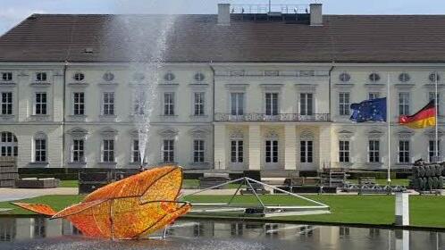 Zum Bürgerfest wird der Wal seine Fontäne vor dem Schloss Bellevue himmelwärts sprühen. Foto: Markus Stirn