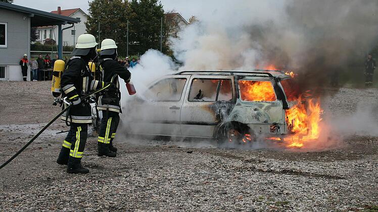 Das neue Löschmittel F 500 wird ab sofort in der Feuerwehr Weitramsdorf eingesetzt.
