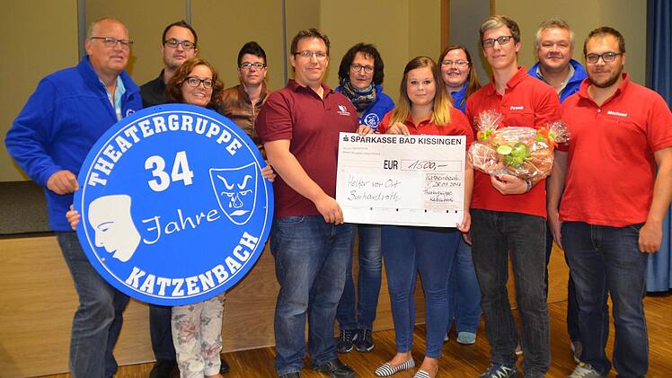 Die Katzenbacher Theatergruppe spendete 1500 Euro für das Helfer-vor-Ort-Team (HvO) Burkardroth. Foto: Kathrin Kupka-Hahn