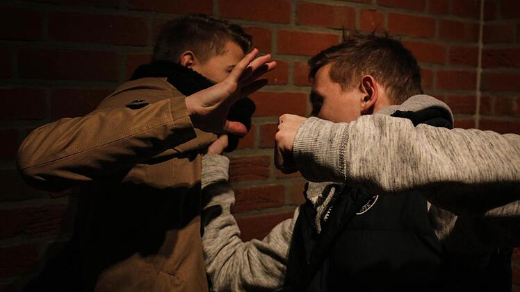 In Forchheim ist vor einer Gaststätte zu einer Schlägerei gekommen. Zwei Menschen wurden verletzt. Symbolbild: Christopher Schulz