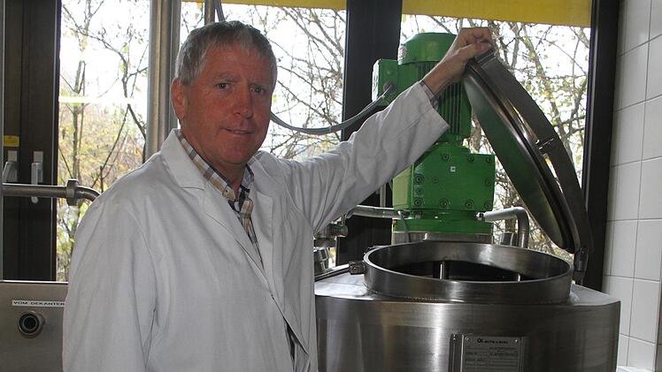 Thomas Birus von der Fachschule für Lebensmitteltechnik in Kulmbach hat ein Lehrbuch zur Apfelsaftherstellung geschrieben. Darin erklärt er, wie Apfelsaft beispielsweise vegan wird - denn das ist nicht selbstverständlich.Sonny Adam