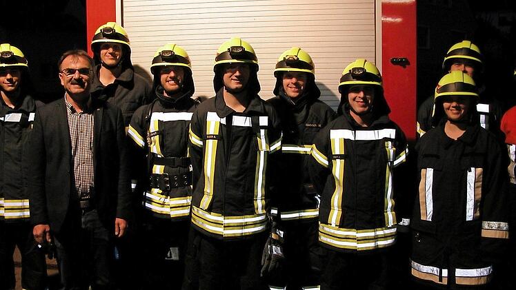 Bürgermeister Harald Hofmann (2. von links) hat an die Atemschutzträger der Haarder Feuerwehr neue Helme übergeben.  Foto: Ewald Kiesel