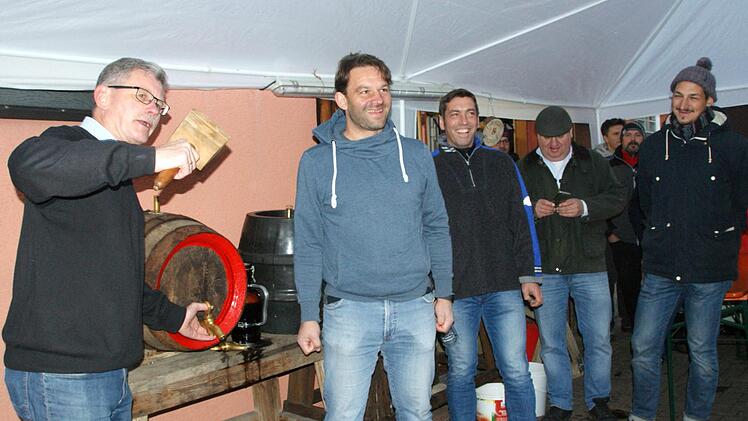 Zwei Schläge und es fließt: Bürgermeister Wolfgang Möhrlein (oben links) sticht das kommunale Bockbier der "Brauerei Brandholz" an. Die Gemeinde Litzendorf hatte vor drei Jahren die ehemalige Brauerei Winkler in Melkendorf übernommen und nun ihr erstes Bockbier präsentiert.  Fotos: Joseph Beck