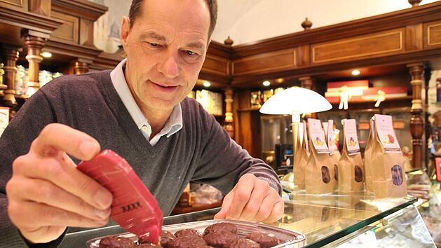 Der Konditormeister Peter Feyler zeigt, wie die Goldschm&auml;tzchen ihr Goldt&uuml;pfelchen erhalten. Mit einem Vergolder l&auml;sst sich jeder Tupfen ganz einfach per Hand auf die Kuvert&uuml;re auftragen. Jutta Rudel