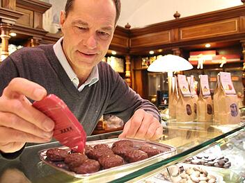 Der Konditormeister Peter Feyler zeigt, wie die Goldschm&auml;tzchen ihr Goldt&uuml;pfelchen erhalten. Mit einem Vergolder l&auml;sst sich jeder Tupfen ganz einfach per Hand auf die Kuvert&uuml;re auftragen. Jutta Rudel