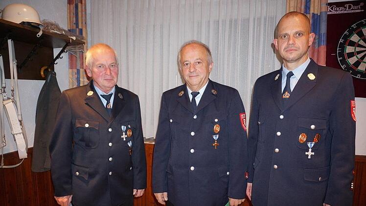 Verabschiedung Johann Morschhäuser (Mitgenfeld) und Berthold Heil (Breitenbach) wurden   aus dem aktiven Feuerwehrdienst verabschiedet. Morschhäuser war 49 Jahre  und Heil 47 Jahre aktiv. Ihnen dankte Kommandant Michael Greger (rechts). Foto: Marion Eckert