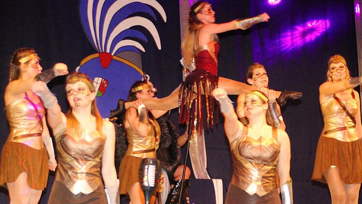 Amazonen gegen den machtgierigen Dämon: Die Hammelburger Showtanzgarde.     Foto: Winfried Ehling