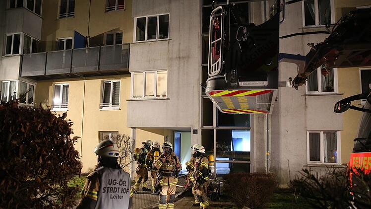 Sachschaden von circa 10.000 Euro entstand am späten Sonntagabend bei dem Brand im Keller eines Mehrfamilienhauses in Hof. Verletzt wurde niemand. Die Hofer Kriminalpolizei ermittelt und sucht Zeugen. Foto: News5/Fricke