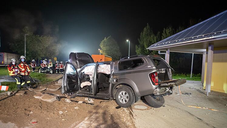 Der Fahrer eines Nissan Pick-Up war gegen 21:45 Uhr auf der A3 in Fahrtrichtung Würzburg unterwegs, als er mit massiv überhöhter Geschwindigkeit auf den Rastplatz "Weißer Graben" fuhr. Hier kollidierte das Fahrzeug derart heftig mit einem Betonschutzelement, dass die Trümmer hunderte Meter umherflogen. Foto: NEWS5 / Oßwald