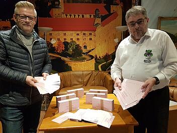 Gutscheine im Wert von 51 000 Euro hat das Klinikum erworben. Der Vorsitzende des Hotel- und Gaststättenverbandes, Stephan Ertl, hat die Gutscheine gestern Frank Wilzok übergeben, der Personalratsvorsitzender am Klinikum ist. Foto: Alexander Hartmann