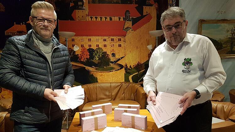 Gutscheine im Wert von 51 000 Euro hat das Klinikum erworben. Der Vorsitzende des Hotel- und Gaststättenverbandes, Stephan Ertl, hat die Gutscheine gestern Frank Wilzok übergeben, der Personalratsvorsitzender am Klinikum ist. Foto: Alexander Hartmann