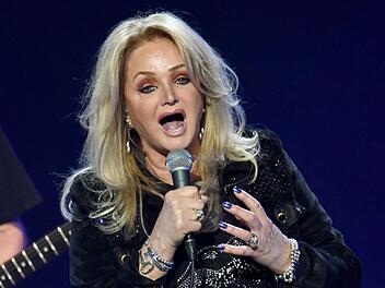 Nach einer Darm-Operation musste Bonnie Tyler in ein k&uuml;nstliches Koma versetzt werden. Wann sie wieder auf einer B&uuml;hne stehen kann, ist unklar.