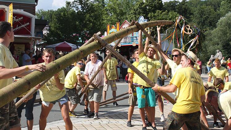 Mit dem Kerwabaum hatten die 30 Burschen kein Problem. Fotos: Sonja Werner