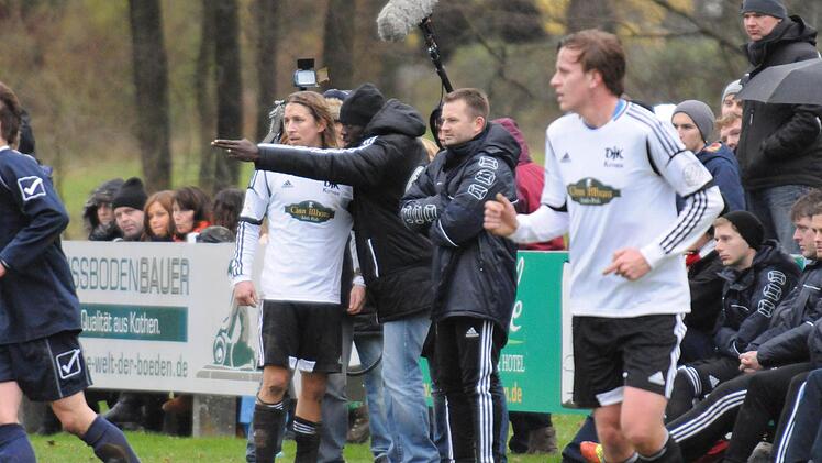 Tipps vom Profi: (von links) Kothens Spieler Marco Kraus, Hans Sarpei und DJK-Spielertrainer Jerry Wanke. Fotos: ssp