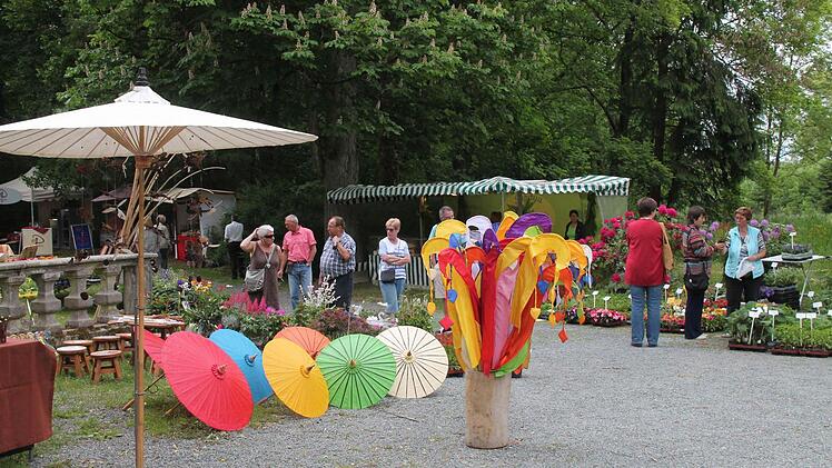 Am vergangenen Wochenende verwandelte sich der Park des Wasserschlosses Mitwitz beim 5. Fränkischen Gartenfest in ein Blütenmeer und Gartenparadies. Foto : Herbert Fischer