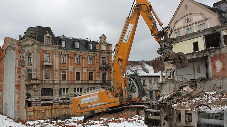 Noch bewegen sich die schweren Bagger über das Gelände. Foto: Mäuser