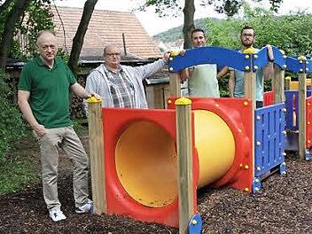Freuen sich über die neue Eisenbahn auf dem Reichenbacher Spielplatz (von links): Helmut Blank, Klaus Schebler, Fabian Nöth und Oliver Hillenbrand. Foto: Arnold Nöth