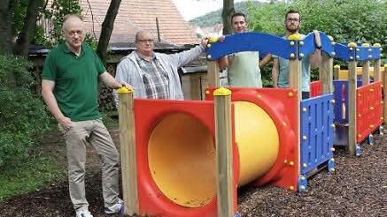 Freuen sich über die neue Eisenbahn auf dem Reichenbacher Spielplatz (von links): Helmut Blank, Klaus Schebler, Fabian Nöth und Oliver Hillenbrand. Foto: Arnold Nöth