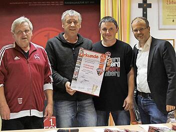 Beim Überreichen der Aufnahmeurkunde (von links): Zweiter Vorsitzender Alfred Lanzendörfer, Jürgen Bergmann (1. FCN) , Vorsitzender Markus Linsner und Johannes Bisping (1. FCN) Foto: Reinhard Löwisch