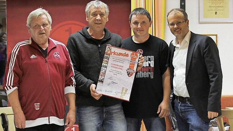 Beim Überreichen der Aufnahmeurkunde (von links): Zweiter Vorsitzender Alfred Lanzendörfer, Jürgen Bergmann (1. FCN) , Vorsitzender Markus Linsner und Johannes Bisping (1. FCN) Foto: Reinhard Löwisch