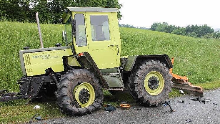 Der MB Trac wurde vor allem im Bereich der Vorderachse und des linken Vorderrads beschädigt. Foto: Polizei