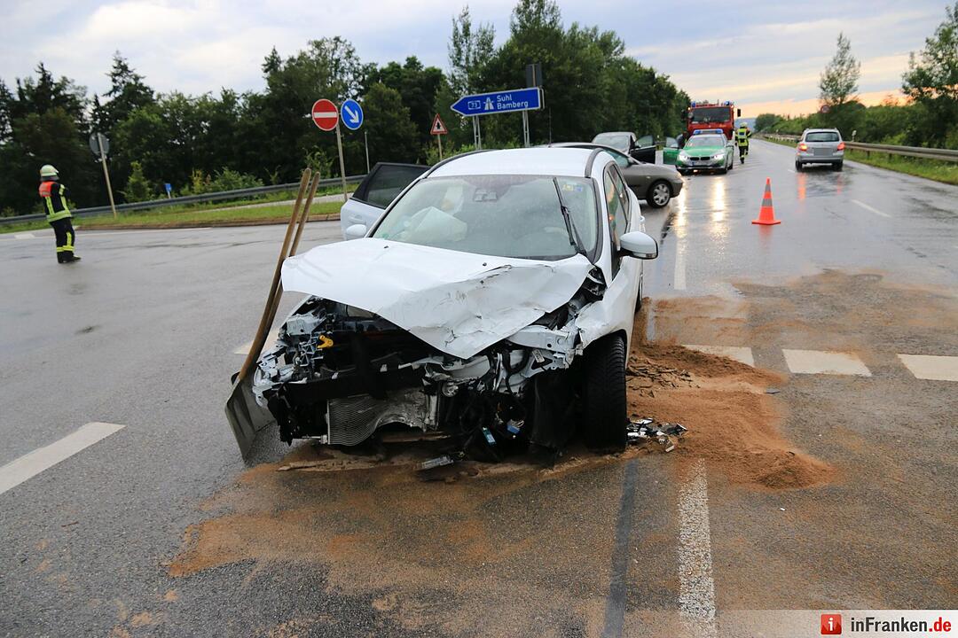 Unfall an der Anschlussstelle Hirschaid: Zwei Verletzte
