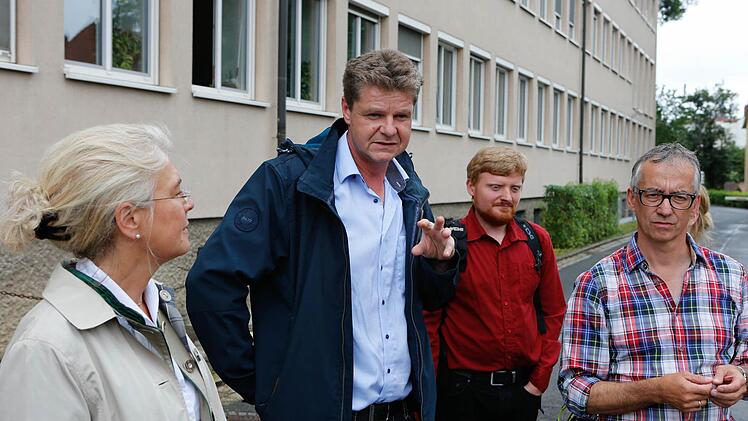 Denkmalpfleger Andreas Büttner (Mitte) im Gespräch mit D. Steuer-Flieser und J. Scherbaum.Foto: Matthias Hoch