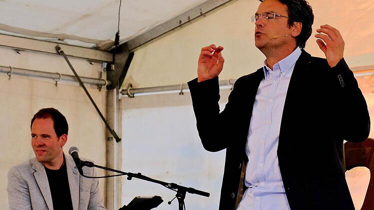 Martin Guth überzeugte beim Kabarettabend auf der Trimburg mit witzigen Songs, die Christian Kraus auf dem elektrischen Klavier begleitete. Foto: Gerd Schaar