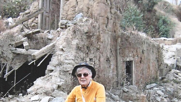 Im nepalesischen Bergdorf Cheete hat das große Erdbeben die Häuser von 15 der 17 dort lebenden Familien zerstört. Margret Thalmann und ihre Helfer haben nun jeder der 15 betroffenen Familien 500 Euro Direkthilfe gebracht.  Fotos: Thalmann/ Basnet/ Tamang