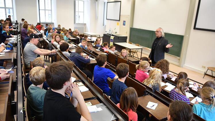 Zusammen mit etwa 80 Mädchen und Jungen diskutierte der Bamberger Soziologieprofessor Elmar Rieger über unser Leben in der Europäischen Union. Foto: Ronald Rinklef