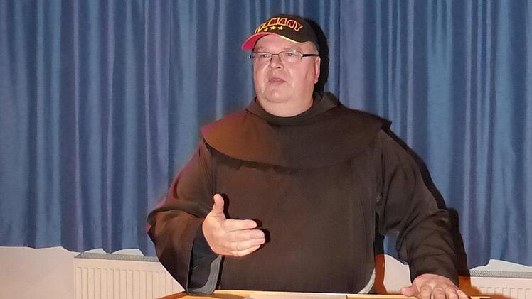 Pater Silvester locker vom Hocker im RegionsunterrichtFoto: Klaus-Peter Wulf