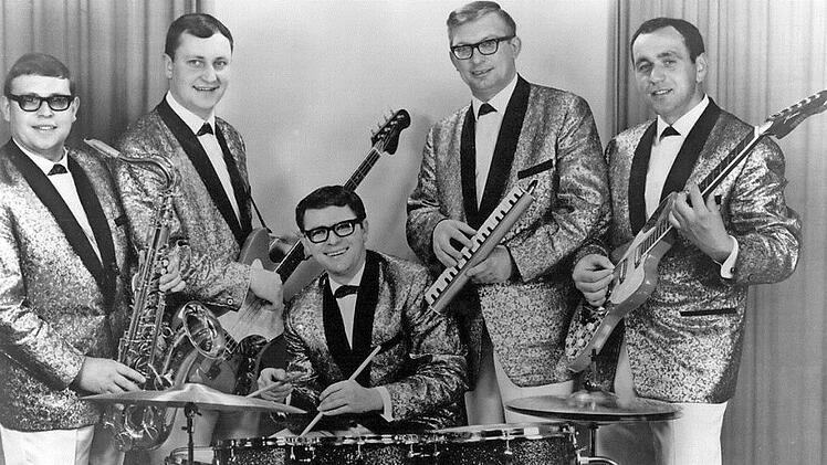 Die Tanz- und Showband "Mambo", aufgenommen auf der Bühne im Göllersaal in Zeil (von links): Kurt Eisemann, Karl-Heinz Posekardt, Hilmar Hirt, Manfred Veith und Georg Schönmüller. Foto: Scheuring/Archiv