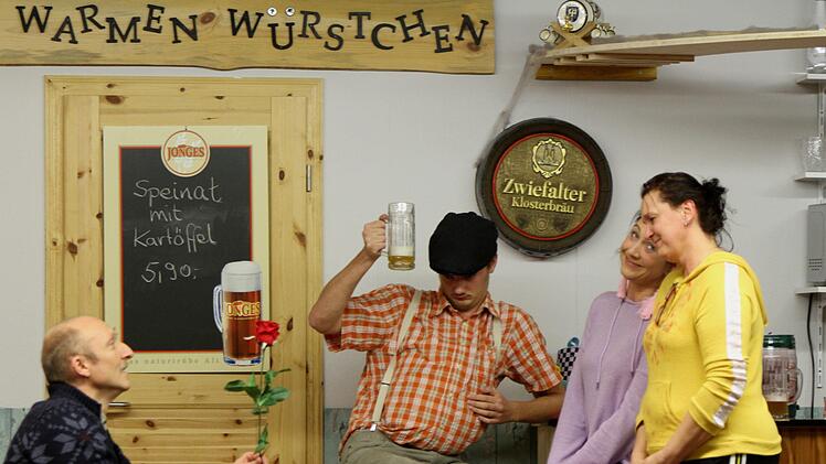 Lebensgefährte Gerd Blume (Markus Kast) mit seiner Rose vor Wirtin Erna Wutschke (Magda Stöhr) - dazwischen Stammgast Heini (Thomas Klemm) und Sandy Stutzke (Martina Freisinger). Foto: Günther Geiling
