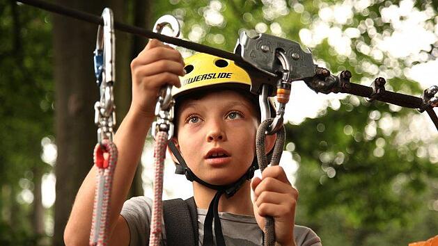 Auf Plattformen und Seilelementen bewegt man sich in einem Kletterwald von Baum zu Baum. Somit ist das Klettern in einem Hochseilgarten nichts für schwache Nerven. Auch in der Fränkischen Schweiz gibt es einige Hochseil-Angebote, Symbolfoto: LuckyLife11/pixabay.com