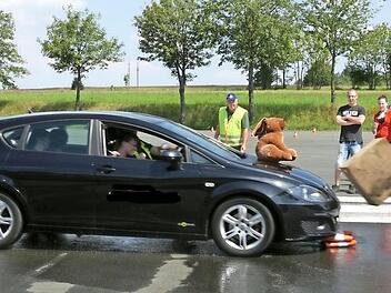 Eine Vollbremsung &uuml;ben die Teilnehmer ebenso wie das richtige Ausweichman&ouml;ver.  Foto: Kreisverkehrswacht
