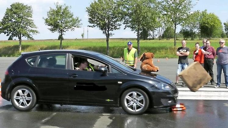 Eine Vollbremsung &uuml;ben die Teilnehmer ebenso wie das richtige Ausweichman&ouml;ver.  Foto: Kreisverkehrswacht