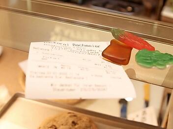 Drei Gummibärchen - ein Kassenbon: Sogar für solche Kleinstbeträge von 15 Cent müssen die Verkäufer der Bäckerei Bachmeier in Höchstadt nun einen Belegausdrucken. Fotos: Theresa Schiffl